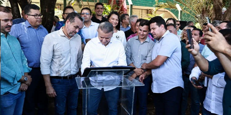 Eduardo Siqueira anuncia troca de cinco mil luminárias por outras mais econômicas e eficientes