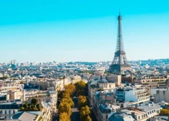 O Ministério Francês de Relações Exteriores concede bolsas de estudo • Freepik/wirestock