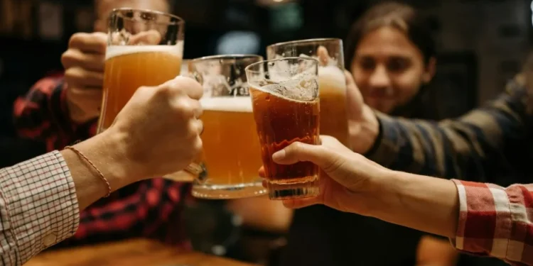 Quer começar 2025 sem ingerir álcool? Veja dicas para aderir ao Janeiro Seco