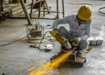 Atividade industrial no Brasil • Mariangela Ctr