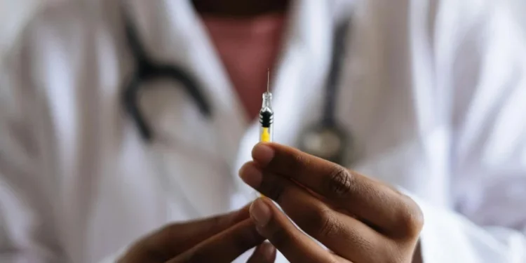 Exame pode prever quanto tempo durará imunidade oferecida por vacina, diz estudo