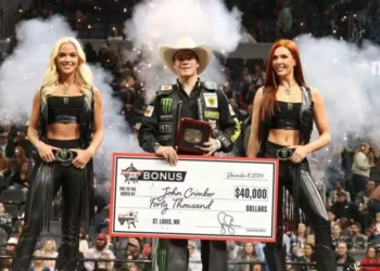 John Crimber lidera o ranking mundial e é o homem a ser batido no campeonato mundial individual da PBR — Foto: PBR/Divulgação