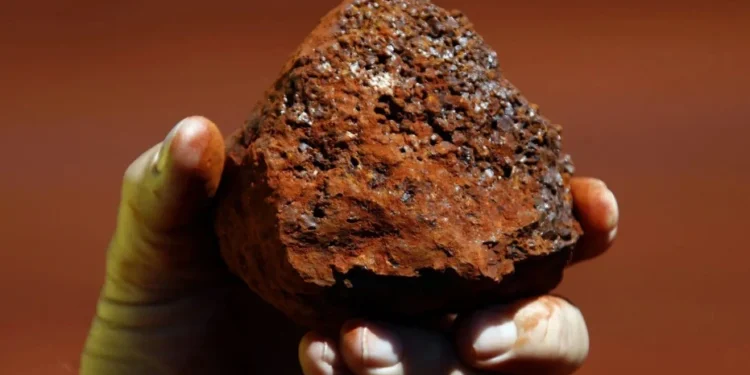 China deve importar recorde de minério de ferro em 2025 apesar de redução da demanda por aço