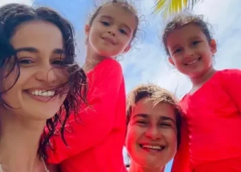 Nanda Costa posa ao lado da esposa Lan Lanh e das duas filhas gêmeas, Kim e Tiê, em praia na Bahia • Instagram/ Nanda Costa