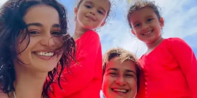 Nanda Costa curte praia na Bahia ao lado de esposa e filhas gêmeas