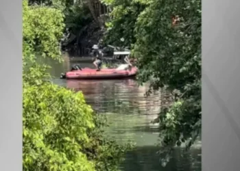 Corpo de Bombeiros durante as buscas pelo menino desaparecido • Divulgação