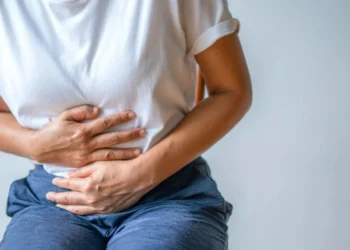 Entre os principais sintomas de virose estão a dor abdominal, enjoo, vômitos e diarreia • boonchai wedmakawand/GettyImages