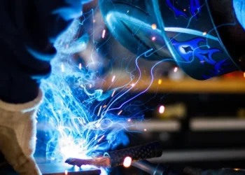 Homem trabalha em indústria • Rob Lambert/Unsplash