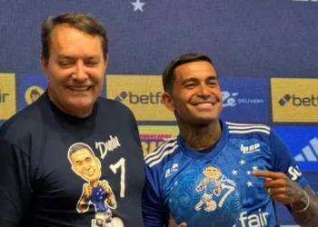Pedro Lourenço, sócio majoritário do Cruzeiro, e Dudu durante apresentação do atleta • Guilherme Piu/Itatiaia