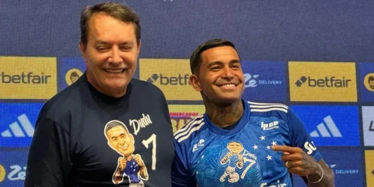 Pedro Lourenço, sócio majoritário do Cruzeiro, e Dudu durante apresentação do atleta • Guilherme Piu/Itatiaia