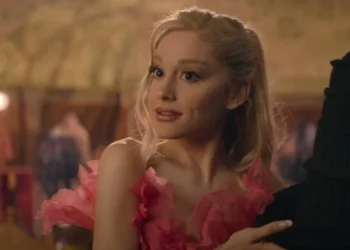 Ariana Grande como Glinda em "Wicked" • Reprodução/YouTube/Universal Pictures