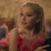 Ariana Grande como Glinda em "Wicked" • Reprodução/YouTube/Universal Pictures
