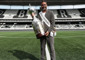 Artur Jorge com a taça da Libertadores • Foto: Divulgação/ Botafogo