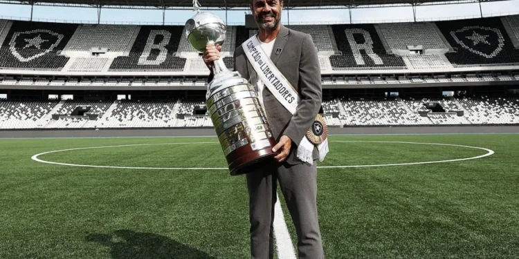 Artur Jorge com a taça da Libertadores • Foto: Divulgação/ Botafogo