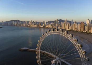 Vista da praia em Balneário Camboriú (SC) • Divulgação/Prefeitura de Balneário Camboriú