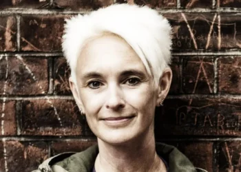 A escritora britânica C. J. Tudor, autora das obras "O Homem de Giz", "Garotas em Chamas" e "Tormenta" • undefined