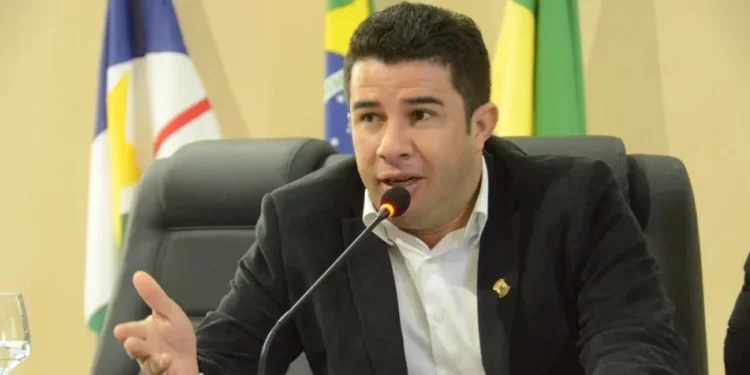 Investigado por compra de votos, vereador é reeleito presidente da Câmara de Boa Vista