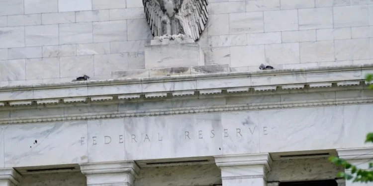 Novos cortes na taxa de juros podem ser feitos com cautela, diz diretora do Fed