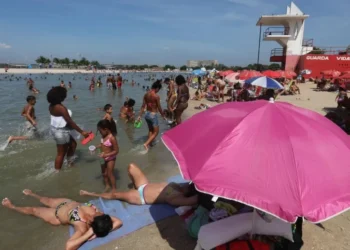 Movimentação no Piscinão de Ramos, na zona norte do Rio de Janeiro • Fábio Motta/Estadão Conteúdo - 03.jan.2014