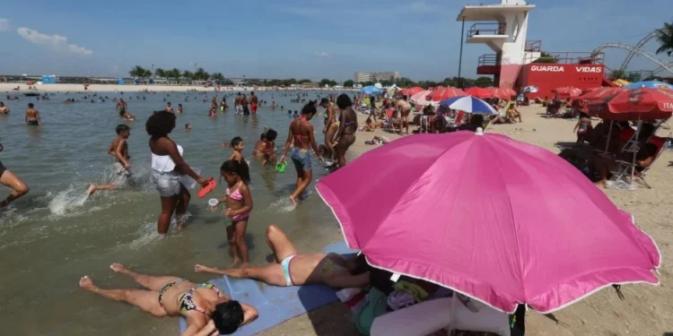 Movimentação no Piscinão de Ramos, na zona norte do Rio de Janeiro • Fábio Motta/Estadão Conteúdo - 03.jan.2014