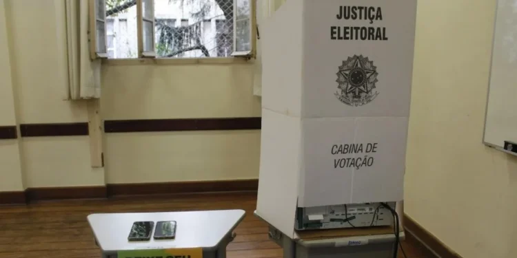 Cabine de votação no primeiro turno das eleições municipais de 2024 • 06/10/2024 -WILLIAN MOREIRA/ATO PRESS/ESTADÃO CONTEÚDO