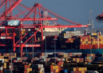 Navios e contêineres no porto de Long Beach, na Califórnia, EUA • Mike Blake/Reuters