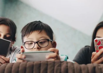 Quase 30% de crianças e adolescentes já passaram por situações ofensivas na internet • Maskot/Getty Images