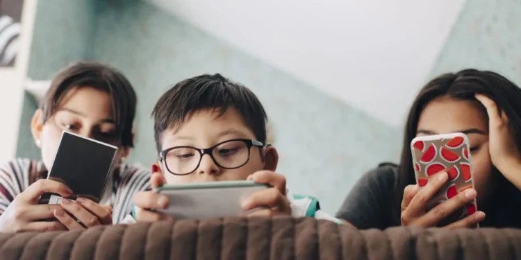 Uso inadequado da internet pode afetar saúde das crianças, diz especialista