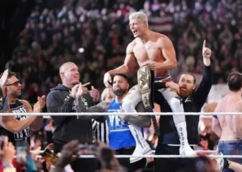 Luta pelo Universal Championship da WWE entre Roman Reigns e Cody Rhodes • Divulgação/Netflix