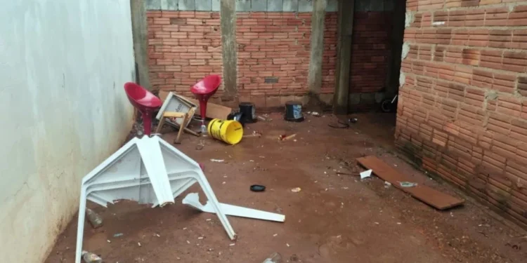 Mulher esfaqueia e mata companheiro após ele ameaçar bebê com garrafa quebrada