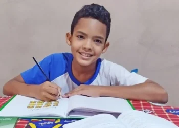 Estudante Luiz Fernando feliz com a sua primeira medalha nacional - Foto: Divulgação/Seduc/Governo do Tocantins file_download