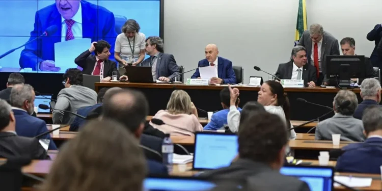 Comissão do Congresso espera relatório para votar Orçamento de 2025