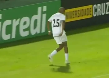 Juninho, filho de Robinho, marcou na goleada do Santos na Copinha • Reprodução/Sportv