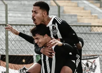 Gabriel Pfeifer comemora o gol da vitória do Atlético-MG sobre o Nova Iguaçu na Copinha • Reprodução/X @Atletico