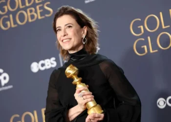 Fernanda Torres, vencedora do prêmio de Melhor Atuação de Atriz em Filme Dramático por "Ainda Estou Aqui" • Matt Winkelmeyer/WireImage