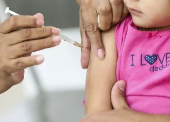 A partir deste ano, crianças de 2 meses, 4 meses e 6 meses recebem exclusivamente a vacina injetável para prevenir casos de poliomielite • Marcelo Camargo/Agência Brasil