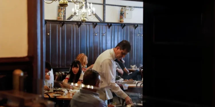 Atividade do setor de serviços dos EUA volta a acelerar em dezembro, mostra ISM