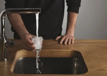 Flúor é adicionado na água para controlar a cárie nos dentes • bublikhaus/Freepik