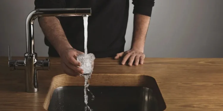 Flúor é adicionado na água para controlar a cárie nos dentes • bublikhaus/Freepik