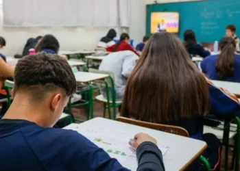 Alunos em sala de aula • Gabriel Rosa/AEN