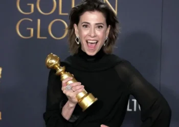 Fernanda Torres posa com o prêmio do Globo de Ouro • Jeff Kravitz/FilmMagic