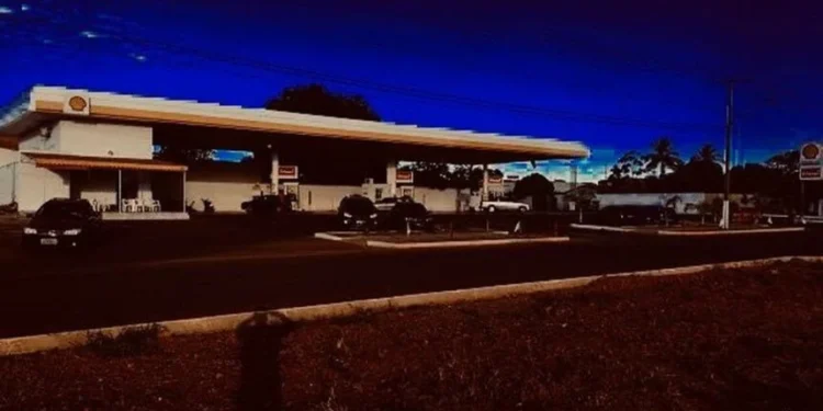 Jovem de 18 anos fica gravemente ferido após colidir carro na traseira de um caminhão no Plano Diretor de Palmas