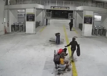 Do nada, mulher leva tapa em terminal do BRT e homem é preso no Rio • Reprodução