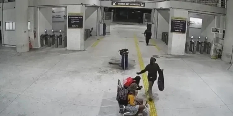 Do nada, mulher leva tapa em terminal do BRT e homem é preso no Rio • Reprodução