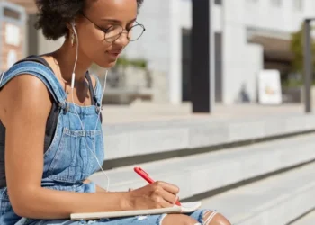 Estudar redação é uma estratégia importante para quem vai prestar vestibular • Freepik/wayhomestudio