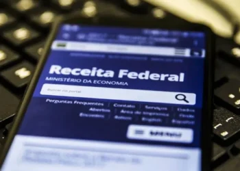 Página da Receita Federal no celular • Marcello Casal JrAgência Brasil