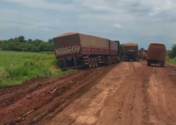 Caminhões com carga atolam em trecho da TO-255 — Foto: Divulgação