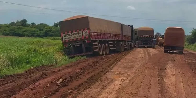 Caminhões com carga atolam em trecho da TO-255 — Foto: Divulgação
