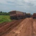 Caminhões atolam e motoristas enfrentam dificuldades para atravessar trecho da TO-255; entenda