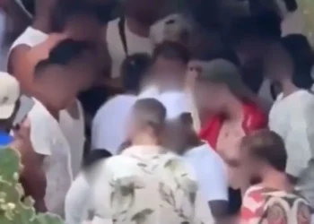 Cenas de sexo coletivo da Pedra do Arpoador, no Rio, viralizaram nas redes sociais e são investigadas pela polícia • Reprodução